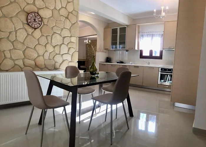 Дом отдыха Amfithea House *